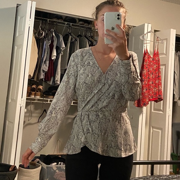 Snakeskin pattern blouse - Picture 2 of 2